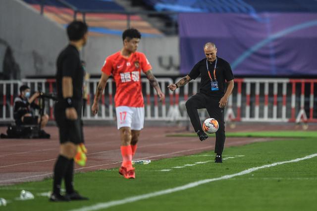 杨瀚森14+15青岛惜败首钢 范子铭14分雷蒙16分